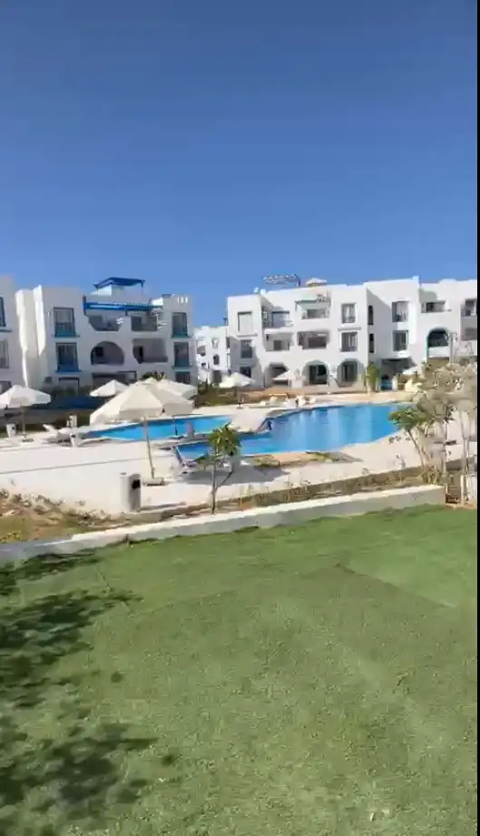 شاليه نيو رودس غرفتين بجاردن داخل ماونتن فيو رأس الحكمة بإطلالة على حمام السباحة