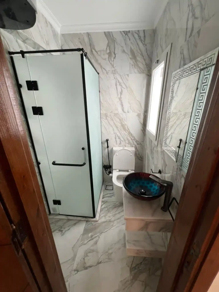 الحمام الرئيسي في New Rhodes Twin House داخل Mountain View Ras El Hekma