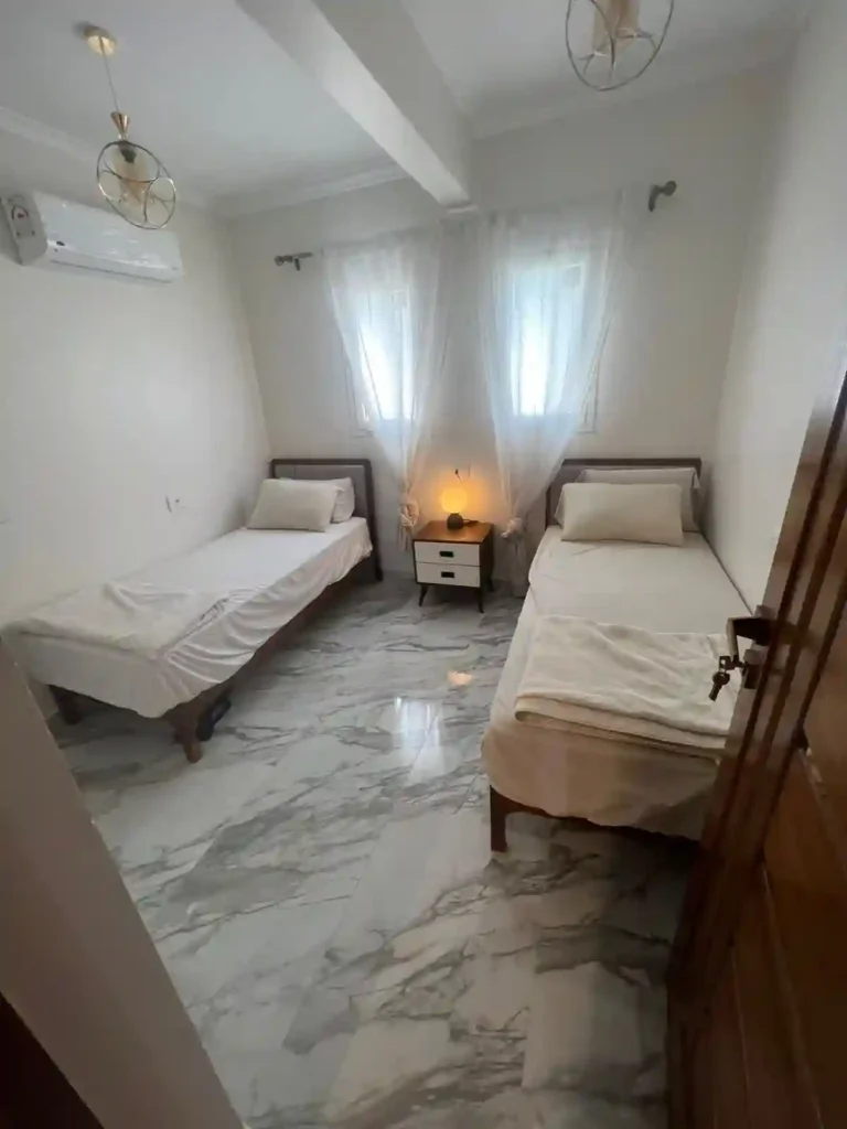 غرفة نوم بسريرين في New Rhodes Twin House داخل Mountain View Ras El Hekma