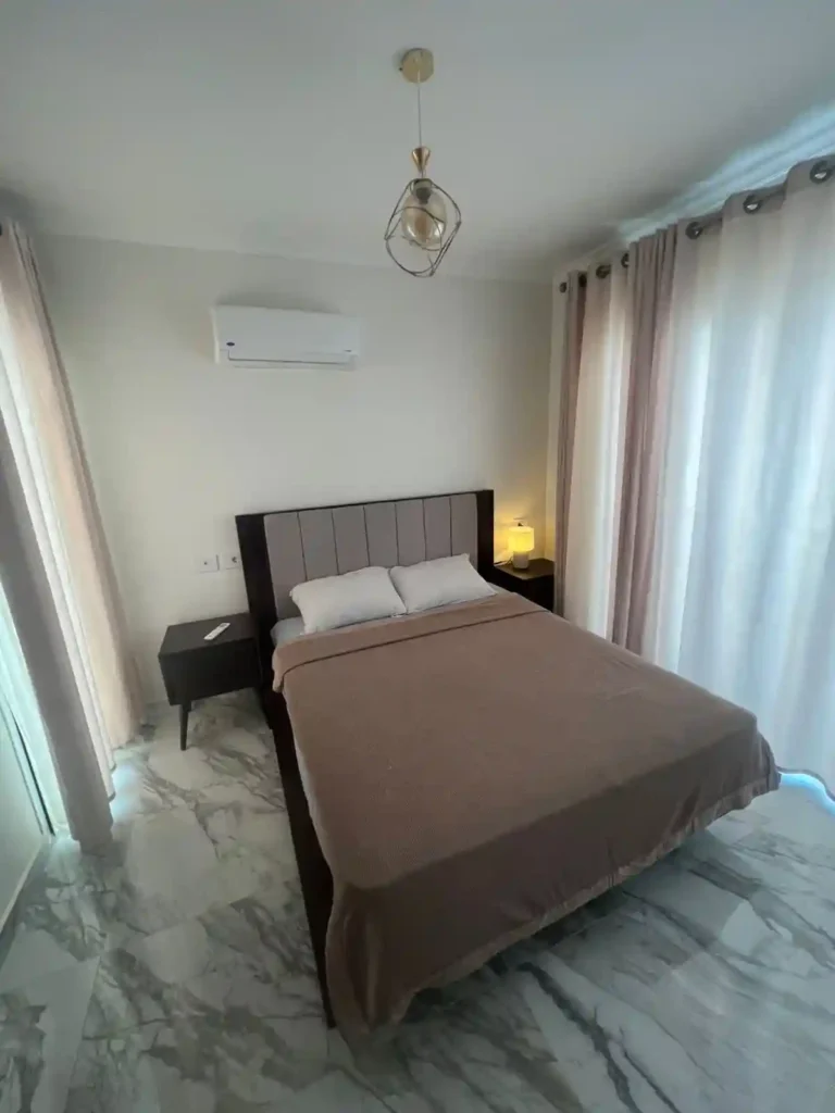 سرير غرفة النوم الرئيسية في New Rhodes Twin House داخل Mountain View Ras El Hekma