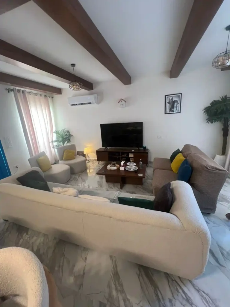 غرفة المعيشة في New Rhodes Twin House داخل Mountain View Ras El Hekma