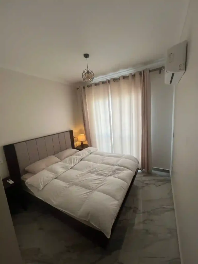 غرفة النوم الرئيسية في New Rhodes Twin House داخل Mountain View Ras El Hekma