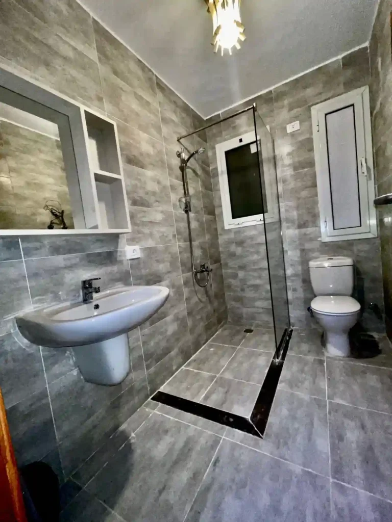 حمام في بنتهاوس Paros Double Roof داخل Mountain View Ras El Hekma